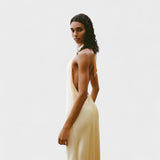 Nika – Elegantna haljina od satena s halter izrezom