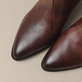 Klara – Elegantne Čizme s Niskim Petama od Luksuznog Materijala