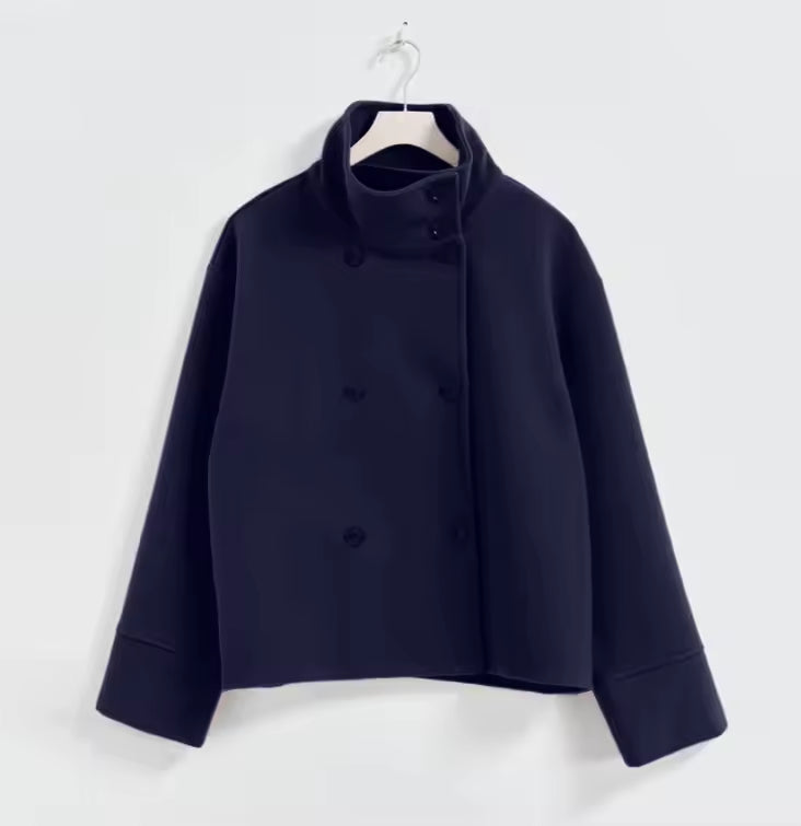 Jana – Elegantna Kratka Jakna od Satena