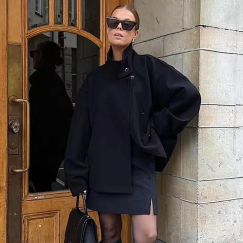Jana – Elegantna Kratka Jakna od Satena
