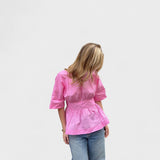 Alja – Elegantna blusa od svile s čipkastim detaljima