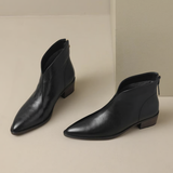 Klara – Elegantne Čizme s Niskim Petama od Luksuznog Materijala