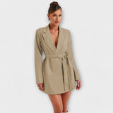 Lara – Elegantna blazer haljina s V izrezom