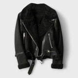 Zala – Elegantna suede jakna s strukiranim krojem