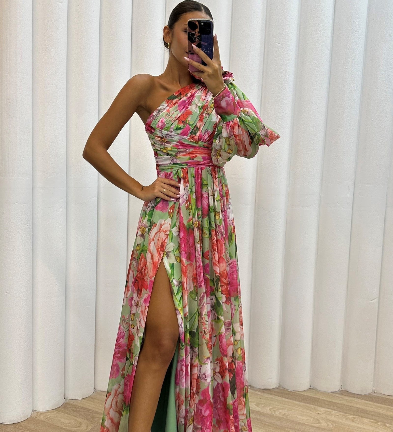 Maja – Lepršava Haljina od Svile s Elegantnim Siluetom