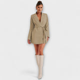 Lara – Elegantna blazer haljina s V izrezom