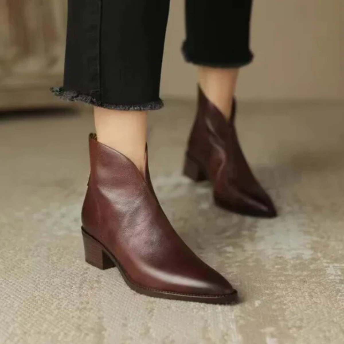 Klara – Elegantne Čizme s Niskim Petama od Luksuznog Materijala