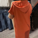 Nika – Elegantna midi haljina s kapuljačom od pamuka