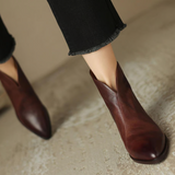 Klara – Elegantne Čizme s Niskim Petama od Luksuznog Materijala
