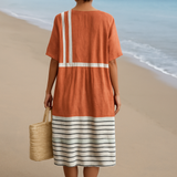 Eva – Elegantan midi haljina u terracotta boji s grafičkim prugama