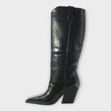 Klara – Elegantan Croco Dizajn s Delikatnom Petom