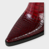 Klara – Elegantan Croco Dizajn s Delikatnom Petom