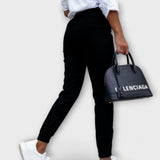 Ines – Elegantan strukiran model od visokoelastičnog materijala