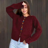 Urša – Elegantan kardigan s detaljem gumba