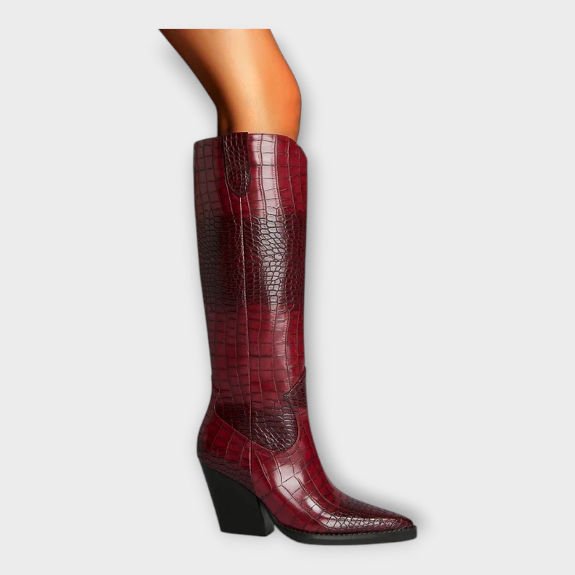 Klara – Elegantan Croco Dizajn s Delikatnom Petom