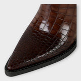 Klara – Elegantan Croco Dizajn s Delikatnom Petom