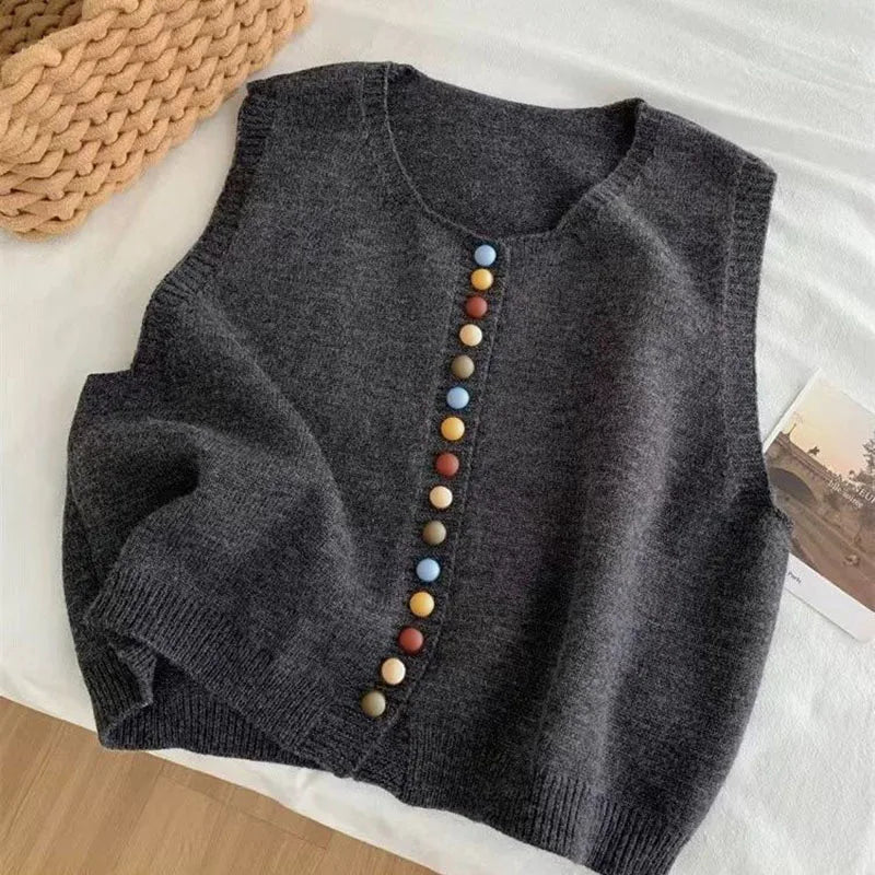 Urša – Elegantan pleteni prsluk s gumbima