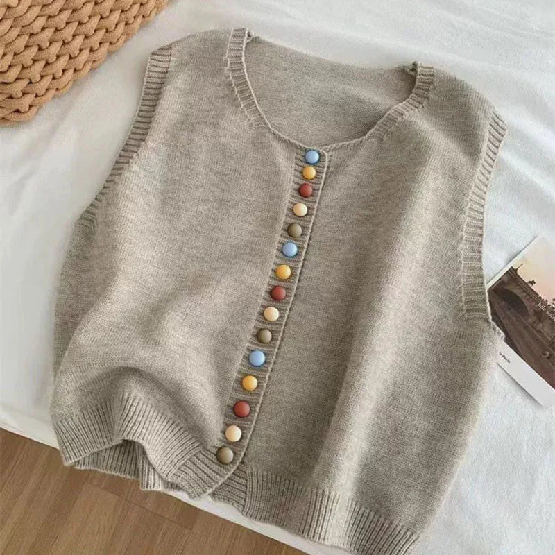 Urša – Elegantan pleteni prsluk s gumbima