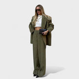 Bojana – Elegantan Set s Lepršavim Siluetama od Svile